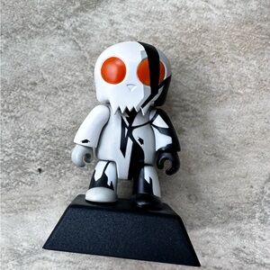 Toyer Toy2r Qee skull head keychain figure Grey